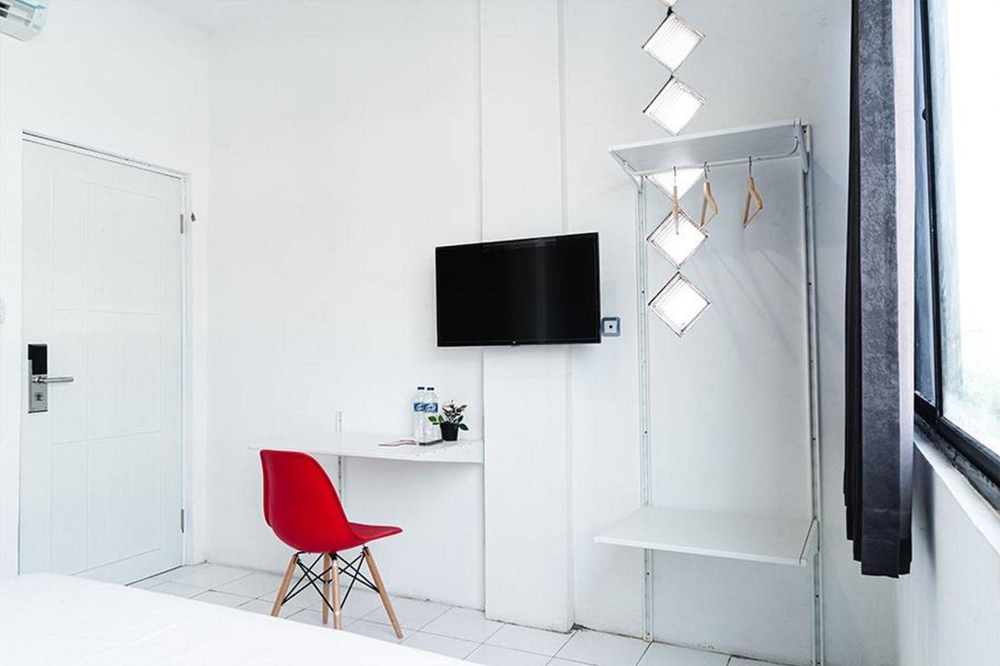 Reddoorz Near Seasons City Mall Джакарта Номер фото