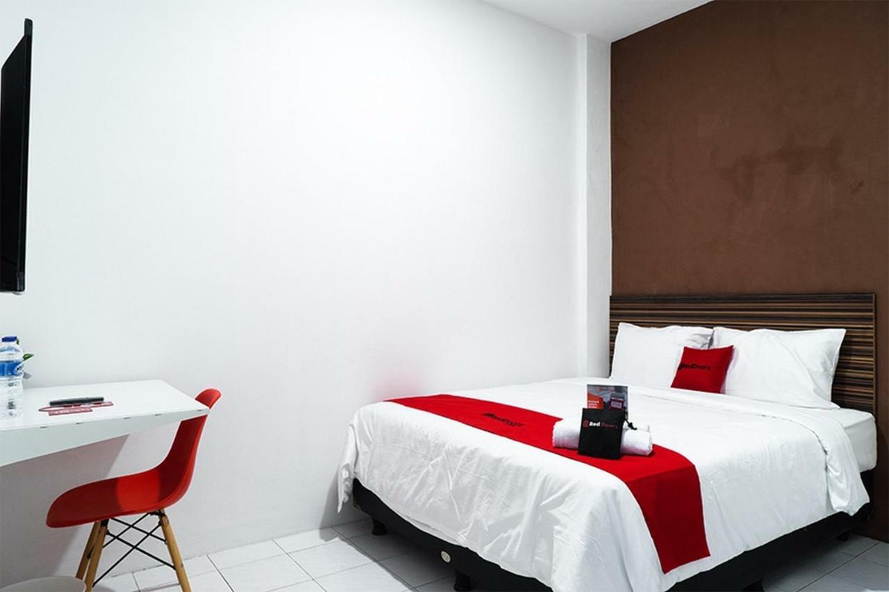 Reddoorz Near Seasons City Mall Джакарта Номер фото